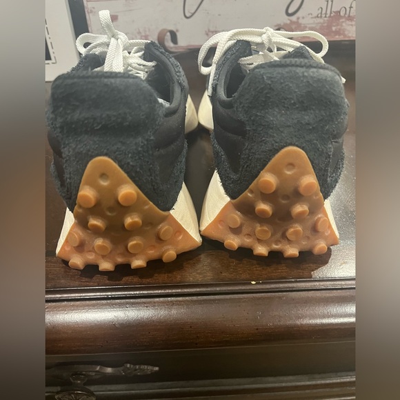 New Balance 327 Black and White Athletic Shoes - Picture 10 of 11